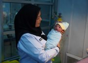 Jenguk Bayi Terlantar, Bunda Eva Doakan Tumbuh Jadi Anak yang Kuat