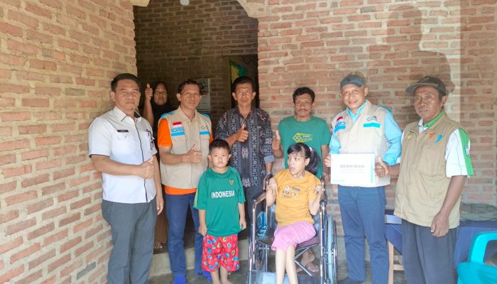 PLN UPT Tanjung Karang dan YBM PLN Salurkan Bantuan Alat Bantu untuk Warga Sekitar
