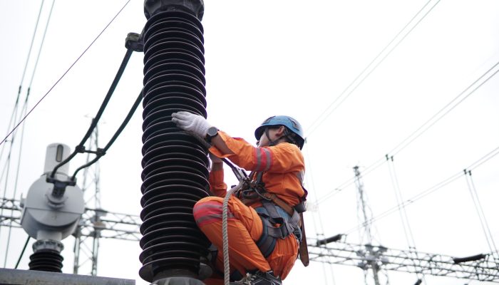 PLN UPT Tanjung Karang Wujudkan Listrik Andal untuk Rakyat melalui Pemeliharaan Rutin Generator PLTU Unit 4 di GI New Tarahan