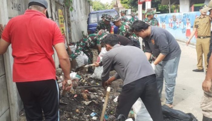 Aksi Gotong Royong yang Diprakarsai oleh Babinsa Perkuat Jalinan Sosial antara TNI dan Warga