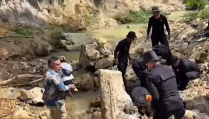 Brimob Polda Kaltara Membangun Jembatan Roboh di Tapal Batas, Sebatik Tengah