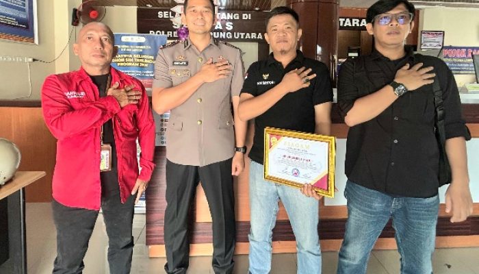 PWRI Lampung Utara Beri Plakat Apresiasi kepada AKP Joni Charter Jelang Mutasi Tugas