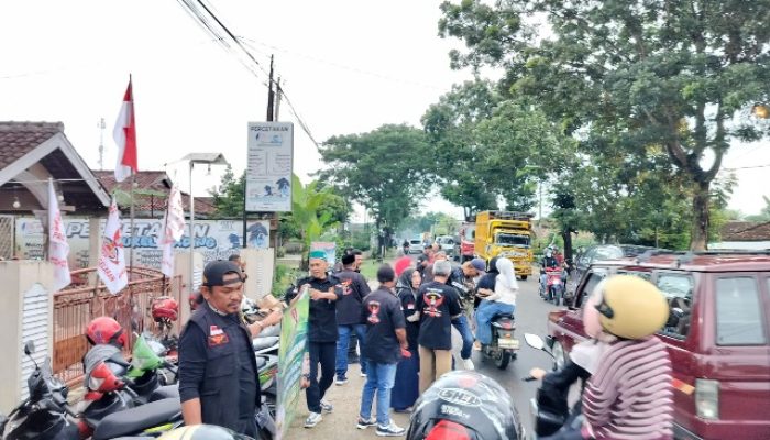 GRIB Jaya Pringsewu Gelar Aksi Sosial Bagi Takjil, Pengurus dan Jajaran PAC Turun ke Jalan