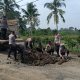 PUASA , Tidak Menjadi Halangan, Brimob Kompi 2B Pelopor Bersinergi Dengan Warga Perbaiki Akses Jalan Rusak di Desa Negara Nabung Menuju Desa Peluasan