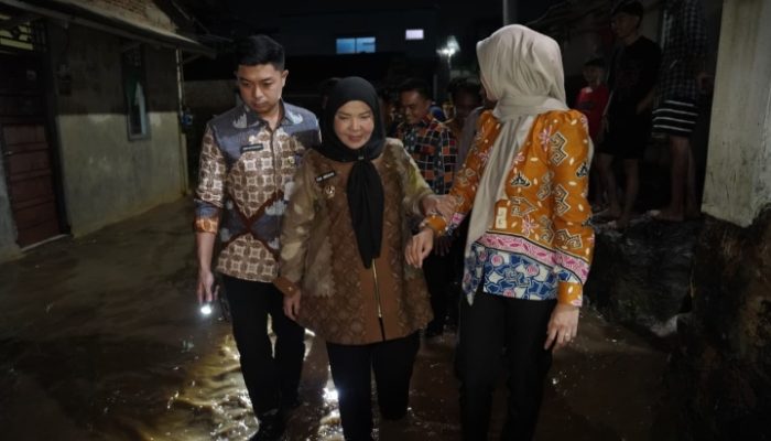 Walikota Bandar Lampung Beri Bantuan Kepada Korban Terdampak Banjir