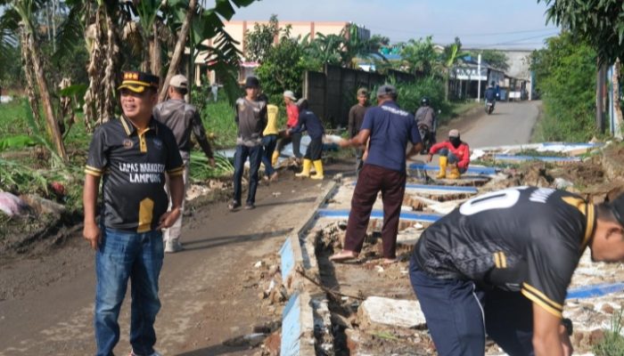 Peduli Pascabanjir, Kalapas Narkotika Bandar Lampung Pimpin Aksi Bersihkan Puing Bangunan Warga Sekitar