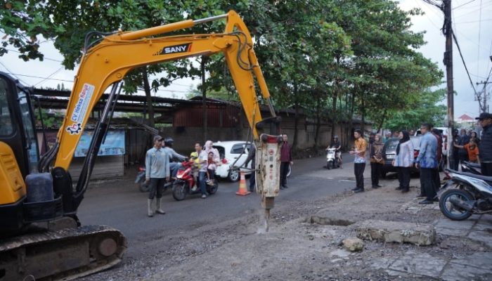 Tak Butuh Waktu Lama, Jalan HRM Mangubdiprojo, Kelurahan Bumi Kedamaian Di Perbaiki Pemkot Bandar Lampung