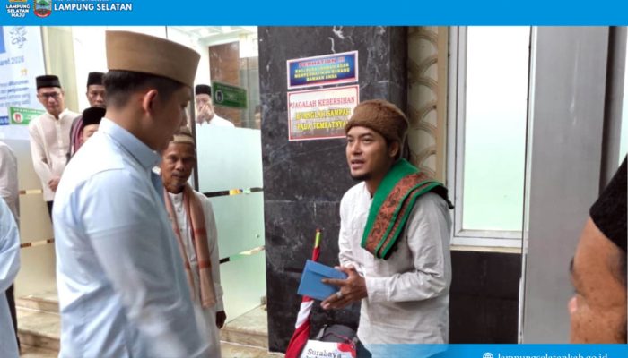 121 Hari Jalan Kaki ke Mekkah, Musafir Asal Surabaya Ini Tak Menyangka Dapat Bantuan dari Bupati Egi Saat Iktikaf di Lampung Selatan