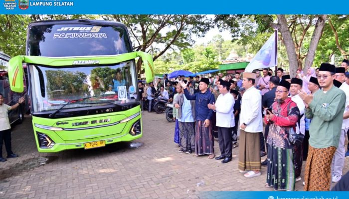 1.350 Santri Lampung Diberangkatkan ke Lirboyo, Bupati Egi Titipkan Pesan Pengabdian