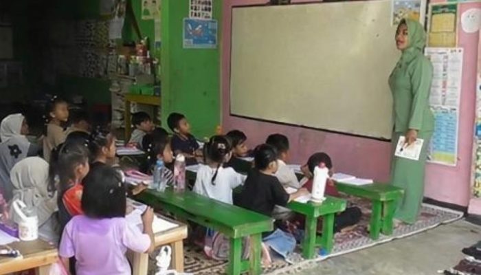Sentuhan Hangat Istri Babinsa, Gudang Pakan Disulap Jadi Kelas Kreatif Anak Desa