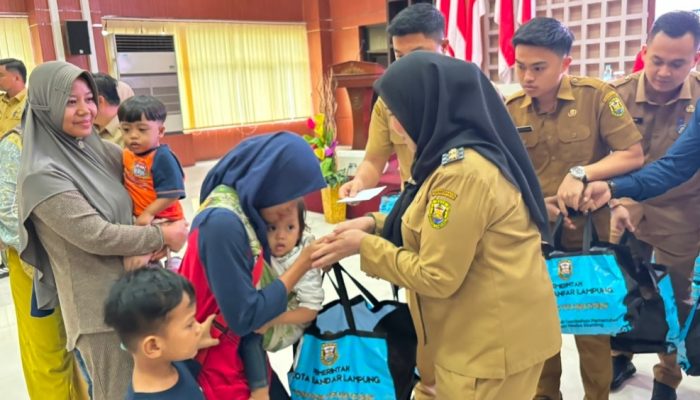 Eva Dwiana Salurkan 194.400 Ribu Butir Telur Gratis, 1.080 Keluarga Berisiko Stunting di Bandar Lampung