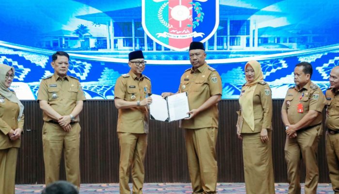 Gubernur Mirza Serahkan SK Mendagri, I Komang Koheri Resmi Jabat Plt. Bupati Lampung Tengah 2025–2030