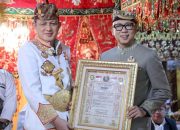 Gubernur Mirza Dianugerahi Tongkat Pusaka Bindung Langit dari Kerajaan Sekala Brak