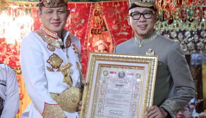 Gubernur Mirza Dianugerahi Tongkat Pusaka Bindung Langit dari Kerajaan Sekala Brak