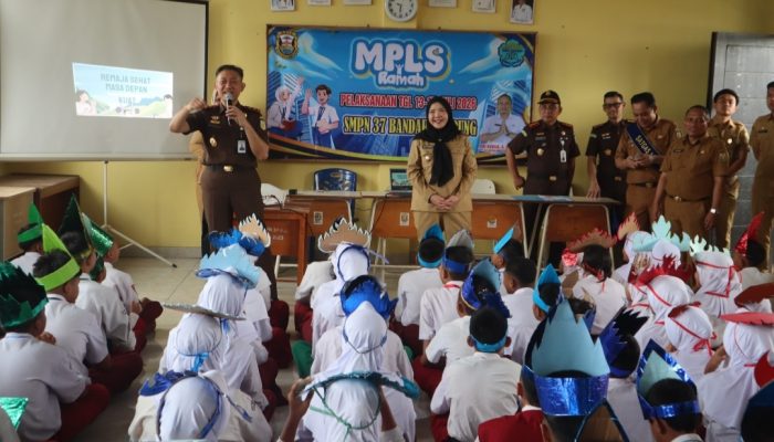 Walikota Bandar Lampung Eva Dwiana Bersama Kepala Kejaksaan Tinggi (KAJATI) Lakukan Peninjauan Untuk Memastikan Program Prioritas Presiden Prabowo Subianto Dalam Pemenuhan Gizi Bagi Anak-Anak