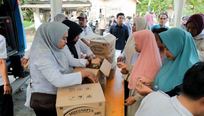 Gubernur Mirza Tinjau Pasar Murah di Bandar Negeri Suoh, Warga Antusias Berburu Bahan Pokok