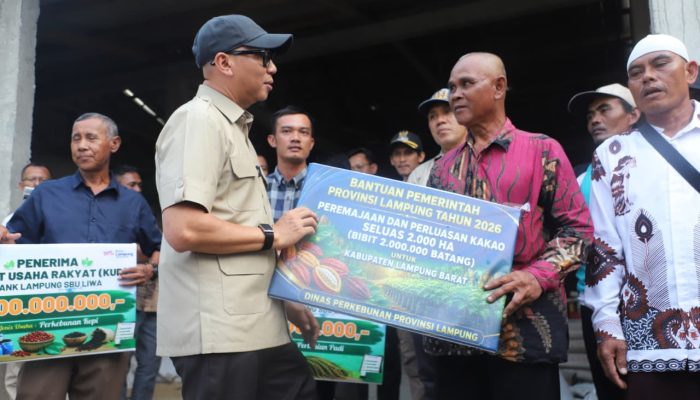 Gubernur Mirza Dorong Pertanian Modern di Suoh-BNS, Salurkan Bantuan Petani dan Ajak Generasi Muda Raih Pendidikan Tinggi