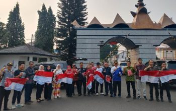 Pemprov Lampung Dorong Nasionalisme Lewat Gerakan Pembagian Bendera Merah Putih