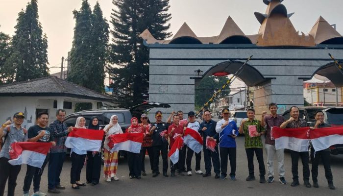 Pemprov Lampung Dorong Nasionalisme Lewat Gerakan Pembagian Bendera Merah Putih