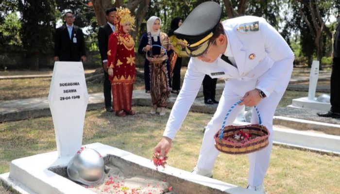 Ziarah di TMP Kusuma Bangsa, Bupati Radityo Egi Serukan Semangat Pahlawan untuk Lampung Selatan yang Lebih Maju