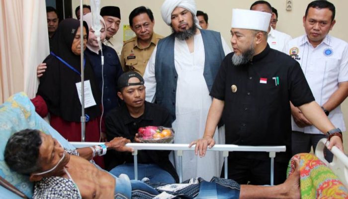 Jenguk Pasien di RSUD Bob Bazar, Helmi Hasan Bawa Pesan Sederhana: Layani dengan Hati