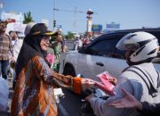 Ajak Kobarkan Semangat Kemerdekaan, Eva Dwiana Bagikan 10 Ribu Bendera Merah Putih ke Warga