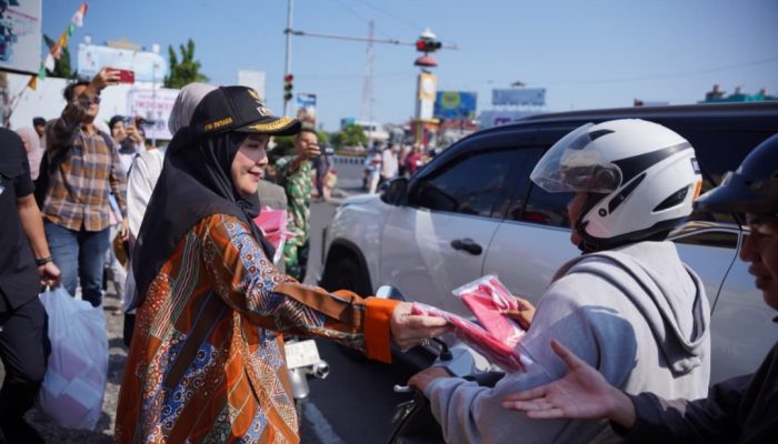Ajak Kobarkan Semangat Kemerdekaan, Eva Dwiana Bagikan 10 Ribu Bendera Merah Putih ke Warga