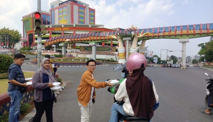 Jumat Berkah, Taring Lampung Bagikan Ratusan Nasi Kotak Kepada Warga ‎