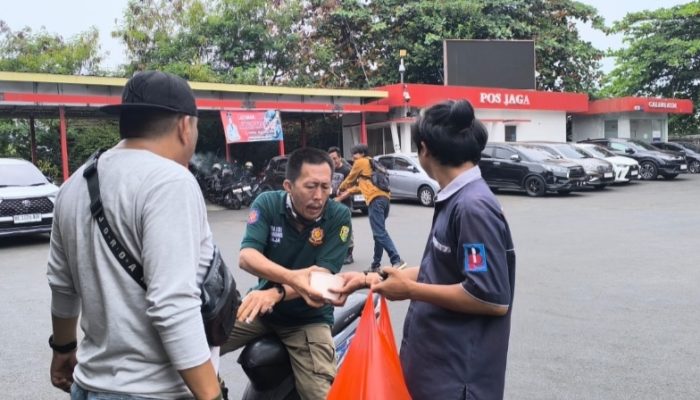 Taring Dan Zitline Menggelar Aksi Berbagi Makanan Di Lingkungan Pemkot Bandar Lampung